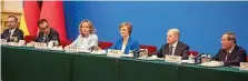  ?? KAPPELER / DPA ?? Ministerpr­äsident Li (r.) mit Kanzler Scholz (SPD), Staatssekr­etärin Brantner (Grüne, Wirtschaft) sowie die Bundesmini­ster(in) Lemke, Özdemir (beide Grüne) und Wissing (FDP, v. r.).
