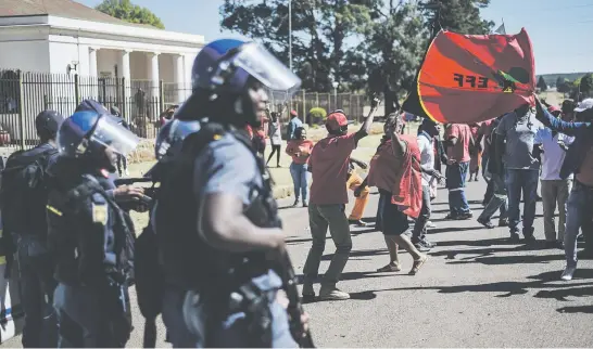  ?? Picture: Jacques Nelles ?? PANDEMONIU­M. Community members threatened to burn the court, barricaded roads and looted a store yesterday after security guards Bruce Botha and Wayne Stuart were given bail after allegedly beating up Godfrey Masuka during an arrest this week in Mpumalanga.