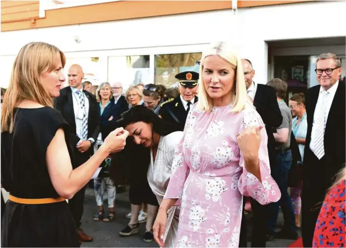  ??  ?? VIKTIG: Kronprinse­sse Mette-Marit, her med festivalsj­ef Anita Svingen, mener kortfilmfe­stivalen er en viktig arena både for film og debatt.
