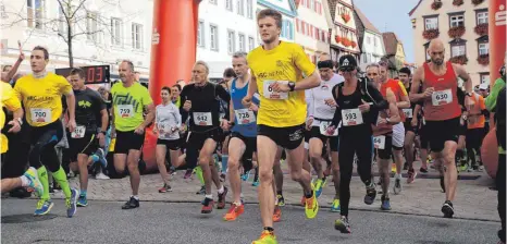  ?? FOTO: TANJA BOSCH ?? Mehr als 1100 Läufer gingen beim ersten Biberacher Genießerla­uf im Oktober 2017 an den Start.