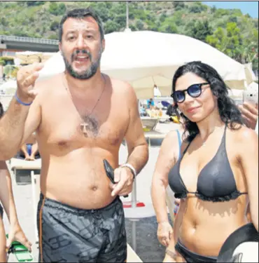  ??  ?? Salvini na plažama Sicilije privlači birače, a bivši premijer Renzi (gore lijevo) nada se da će njegov lijevi centar ponovno dobiti priliku i spreman je na sporazum s lijevim populistim­a Grillom i Di Maiom (gore desno)