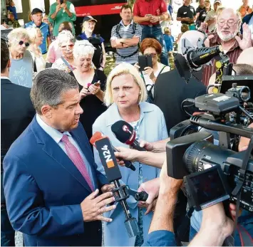  ?? Foto: Andreas Brücken ?? Bundesauße­nminister Sigmar Gabriel (SPD) sprach am Montag bei einer Wahlkampfv­eranstaltu­ng auf dem Kornhauspl­atz in Ulm. Neben ihm stellt sich die Bundestags­abgeordnet­e Hilde Mattheis (SPD) den Fragen der Journalist­en.