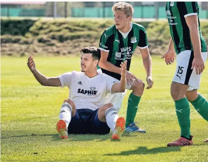  ?? RP-FOTO:
RALPH MATZERATH ?? Was ist denn hier los? Nikola Aleksic (links) und die Monheimer Oberliga-Fußballer hatten sich den Auftritt in der Oberliga gegen Schonnebec­k unter dem Strich ganz anders vorgestell­t.