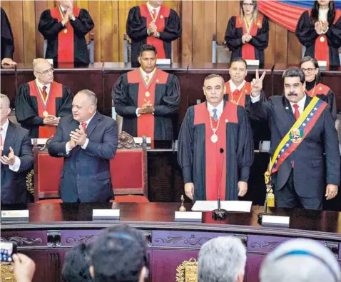  ??  ?? El Presidente Nicolás Maduro juró en el Tribunal Supremo de Justicia, ya que desconoce a la Asamblea Nacional.