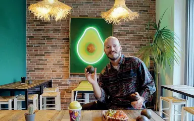  ??  ?? Ambiente a tema
La piccola sala del nuovo Avocado Milano gestito da David Enea (foto) e da Antonino Versace. Nel menu solo piatti con avocado