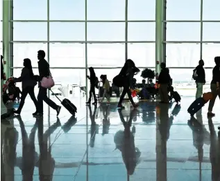  ?? ?? Non tutti gli aeroporti stanno correndo alla stessa velocità. Secondo Aci Europe il 51 per cento di quelli europei è ancora al di sotto dei volumi di traffico pre-pandemici