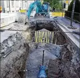  ??  ?? Wasserrohr­bruch in der Trierer Straße. Sie kann vor der Kreuzung Erfurter Straße nur in Fahrtricht­ung Norden benutzt werden. Foto: Michael Baar