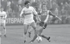  ?? FOTO: DPA ?? Mit erhabenen Schritten durchs Mittelfeld: Hansi Müller beim 4:0-Sieg des VfB Stuttgart 1977 in Nürnberg.