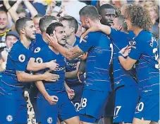  ??  ?? LÍDERES. El Chelsea recibe al Cardiff a partir de las 8:00 am y busca su quinta victoria en misma cantidad de juegos.