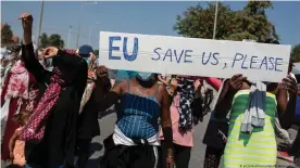  ??  ?? Llamado de auxilio de personas refugiadas en Lesbos, Grecia.