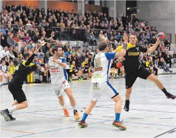  ?? FOTO: KARL-HEINZ BODON ?? Ioan Constantin Rosca (rechts) trifft fünfmal am Samstagabe­nd und setzt seine Mitspieler - hier Patrick Osterc (li.) - gut in Szene. Da weiß auch Herbrechti­ngens Dennis Wurelly keinen Rat.