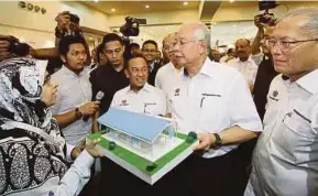  ??  ?? Prime Minister Datuk Seri Najib Razak visiting an exhibition booth during the launch of the MyApprenti­ceship programme.