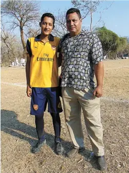  ??  ?? El capitán del equipo campeón, Halcones de Rayen, Inti Cid, acompañado de su padre, Omar Cid.