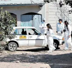  ?? FOTO: ESTALIN IRÍAS ?? José Gerardo Euceda Hueso, quedó en el interior del taxi después de recibir varios disparos en diferentes partes del cuerpo.