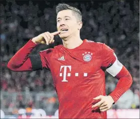  ?? FOTO: EFE ?? Robert Lewandowsk­i marcó uno de los tres goles del Bayern ante el Schalke 04