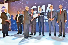 ?? ?? Director /CFO of DIMO Mr. Suresh Gooneratne receiving the certificat­e for "Five Excellent Integrated Reports”. Mr. Suresh Gooneratne was also honoured with the CMA CFO Excellence Award at the ceremony.