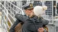  ?? GETTY IMAGES ?? Te Mana’s commanding officer, Commander Mike Peebles, is greeted by his wife and family.