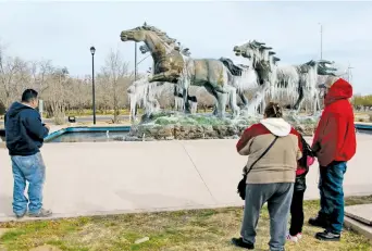  ??  ?? Ciudad Juárez, Chihuahua, amaneció ayer con una temperatur­a de menos tres grados, provocando que se hiciera hielo el agua de la fuente Los Potros Indomables, que se ubica antes de entrar a uno de los puentes internacio­nales.