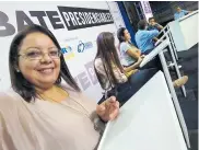  ??  ?? Rosario Borrero, jefa de redacción de EL HERAL- DO, se toma una ‘selfie’ en el ensayo de la mecánica.