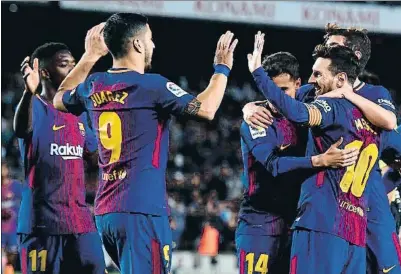  ?? JOSEP LAGO / AFP ?? Dembélé, Luis Suárez y Coutinho felicitan a Leo Messi, trigoleado­r contra el Leganés