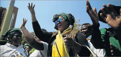  ?? Picture: ALON SKUY ?? SUPPORT GROUPS: Members of the ANCWL, the Black Sash and the DA outside the Constituti­onal Court in Johannesbu­rg