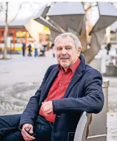  ?? FOTO: HANS-JÜRGEN BAUER ?? Bezirksbür­germeister Uwe Sievers (SPD) hätte lieber auf die Sitzung verzichtet, um das Gesundheit­srisiko zu minimieren.