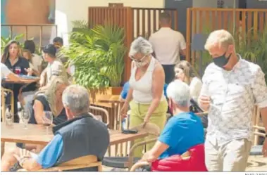  ?? MARILÚ BÁEZ ?? Varias personas disfrutan del sol en la terraza de un bar, en la capital.