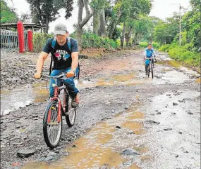  ??  ?? Deteriorad­a. La calle al cantón El Edén, de Sonsonate, se ha vuelto casi intransita­ble por la acumulació­n de agua en la tierra.
