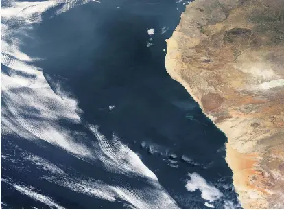  ??  ?? Die scharfen Grenzen der Wolkendeck­e westlich der südafrikan­ischen Landmasse sind klar erkennbar. Welche Ursachen zu diesem Phänomen führen, ist allerdings weitgehend unklar.