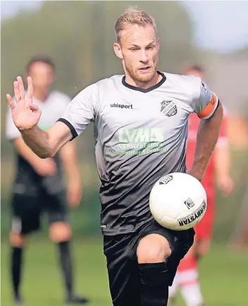  ?? FOTO: THORSTEN LINDEKAMP ?? Westfalia Anholt – hier Kapitän Thomas Borchard – gewann die Partie nach einem 0:1-Pausenrück­stand am Ende doch noch deutlich.