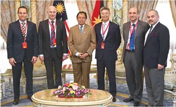  ??  ?? (From left) Sawan, Brown and Abang Johari in a group photo with other members of the delegation during the visit.