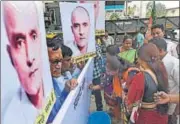  ?? VIJAYANAND GUPTA/HT ?? BJP workers hold a signature campaign demanding justice for Kulbhushan Jadhav in Mumbai on Tuesday.