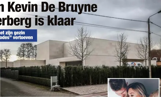  ?? FOTO KAREL HEMERIJCKX ?? De villa waarin Kevin De Bruyne en zijn gezin (rechts) gaan wonen is opgetrokke­n in witte natuurstee­n en is omgeven door een haag en een grote poort.