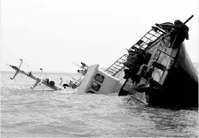 ?? - Bernama photo ?? The commercial fishing vessel that capsized after hitting an artificial reef yesterday.