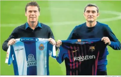  ?? QUIQUE GARCÍA / EFE ?? Rubi y Valverde posan en el tradiciona­l acto previo a los derbis entre los entrenador­es de Espanyol y Barcelona.