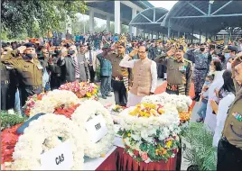  ?? ANI ?? Madhya Pradesh chief minister Shivraj Singh Chouhan pays homage to Group Captain Varun Singh; a relative pays tributes at the funeral ceremony at Bairagarh crematoriu­m in Bhopal on Friday.
