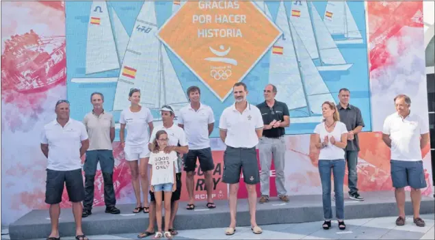  ??  ?? UNA FOTO PARA LA HISTORIA. En la parte superior: Fernando Rita, Natalia Vía Dufresne, Fernando León, Jaime Piris y Asier Fernández. Los cinco de la parte inferior: Domingo Manrique, Jordi Calafat, el Rey Felipe VI, Theresa Zabell y José María van der...