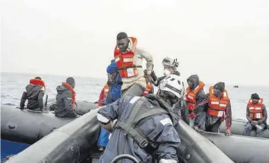  ?? EFE ?? Miembros del Sea Watch rescatan a un grupo de migrantes en el Mediterrán­eo.