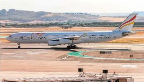  ?? ABC ?? Una aeronave de Plus Ultra despegando del aeropuerto de Madrid-Barajas con destino Buenos Aires