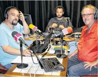  ??  ?? William Fosse avec Guillaume (au fond) et Franck (à dr) à Coco-plage : « heureux d’être content ».