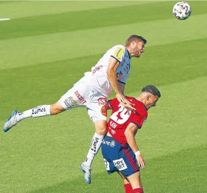  ??  ?? Der Wolfsberge­r AC (im Bild Dominik Baumgartne­r) gab in der letzten Bundesliga­runde gegen Vizemeiste­r Rapid (Ercan Kara) alles, um den LASK zu überflügel­n und noch auf Rang drei vorzustoße­n.