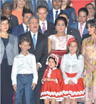  ?? E. ROUSTAND ?? Navidad.Al encender el arbolito y las luces del Palacio Nacional con motivo de la Navidad, el Presidente Danilo Medina pidió al pueblo dominicano celebrar las navidades en paz y en familia. Le acompañaro­n su esposa Candy Montilla y Margarita Cedeño.