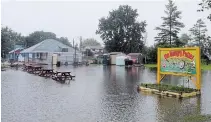  ?? DAVE JOHNSON TORSTAR ?? Picnic tables at The Hungry Putter at Brawn and Lakeshore roads in Wainfleet sit partly underwater Saturday afternoon.