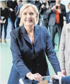  ?? FOTOS: DPA ?? Sie machen die Stichwahl unter sich aus: Der unabhängig­e Kandidat Emmanuel Macron (links) gab seine Stimme im Badeort Le Touquet ab, Marine Le Pen im nordfranzö­sischen Hénin-Beaumont, einer Hochburg ihrer Partei Front National.