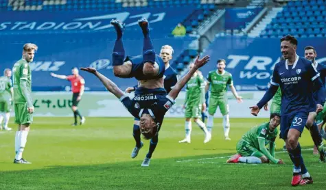  ?? Foto: Getty Images ?? Robert Tesche feiert das 4:3‰Siegtor seines VfL Bochum gegen Hannover in der zweiten Minute der Nachspielz­eit angemessen mit einem Salto. Der langjährig­e Bundesligi­st steht als souveräner Tabellenfü­hrer kurz vor der Rückkehr ins Oberhaus.