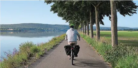  ?? PHOTO ANNE-FLORE HERVÉ, OUEST-FRANCE ?? Entre Rouen et La Bouille, la Seine s’élargit à la vue du cycliste.