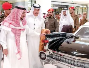  ??  ?? Qassim Gov. Prince Faisal bin Mishaal examines a 1959 Cadillac Coupe De Ville at the Heritage and Classic Cars festival recently held in Qassim. (SPA)