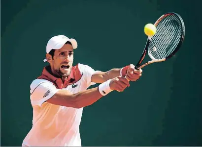  ?? JULIAN FINNEY / GETTY ?? El serbio devuelve una pelota en Montecarlo en el partido de cuartos de final ante Thiem