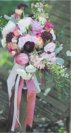  ?? CITIZEN NEWS SERVIE PHOTO BY JENNIFER HEFFNER ?? A mixed-flower bouquet example of Holly Chapple’s handiwork. The loose, garden style has taken over Instagram, Pinterest and Martha Stewart’s aesthetic.
