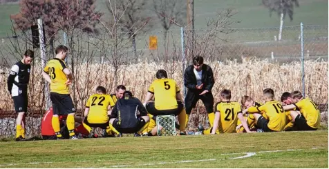  ?? Foto: Axel Schmidt ?? Auch die Halbzeitan­sprache von Spielertra­iner Kara Sahin (Mitte) half am Ende nichts: Der TSV Markt Wald musste sich im Spitzenspi­el der A Klasse Allgäu 2 dem Verfolger FC Loppenhaus­en deutlich mit 0:4 geschlagen geben.